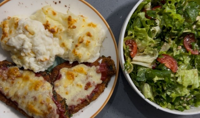 Altın Renginde: Fırında Domates Soslu Kaşarlı Şinitzel
