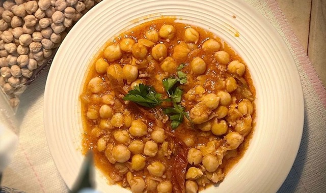 Buket'in Tarifi: Salçalı Kıymalı Nohut Yemeği