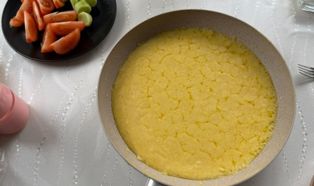 Emir'in Tarifi: Bol Peynirli Kuymak