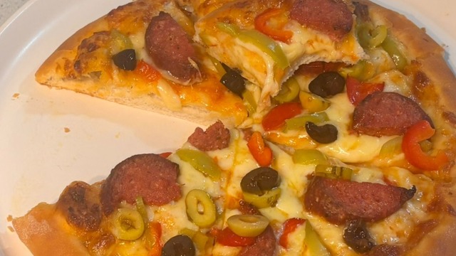 Lezzet Molası: Tepside Ev Yapımı Pizza
