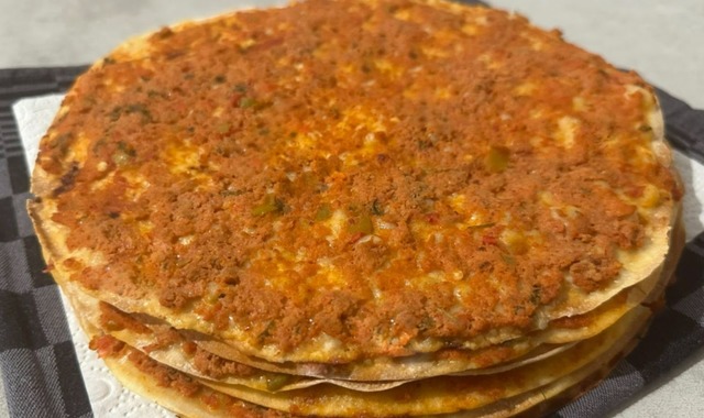 Altın Renkli: Çıtır Ev Lahmacunu