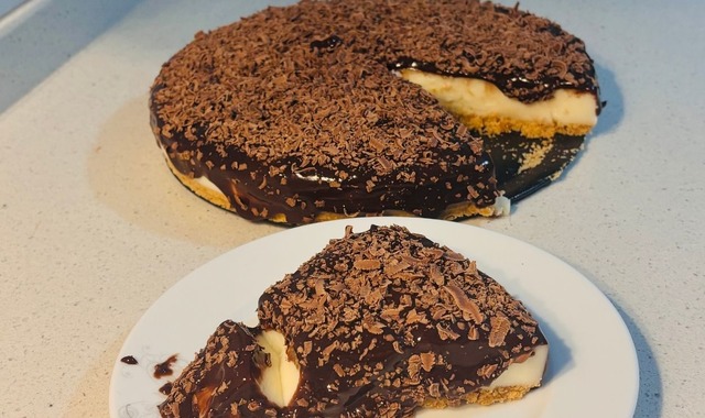 Cheesecake Görünümlü: Kesme Muhallebili Pasta