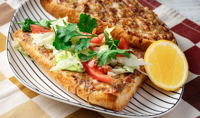 Hızlı ve Doyurucu: Kıymalı Ekmek Üstü