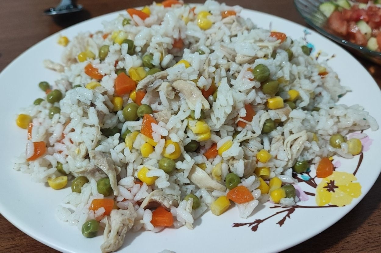 Reyhan'ın Tarifi: Tavuklu Sebzeli Pirinç Pilavı