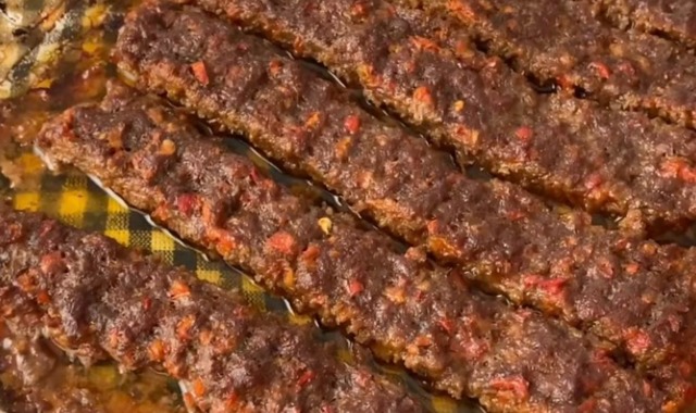 Kebapçı Tadında: Fırında Pratik Adana Kebap