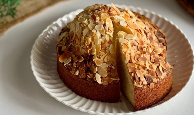 Yumuşacık ve Çok Şık: Bademli Kek