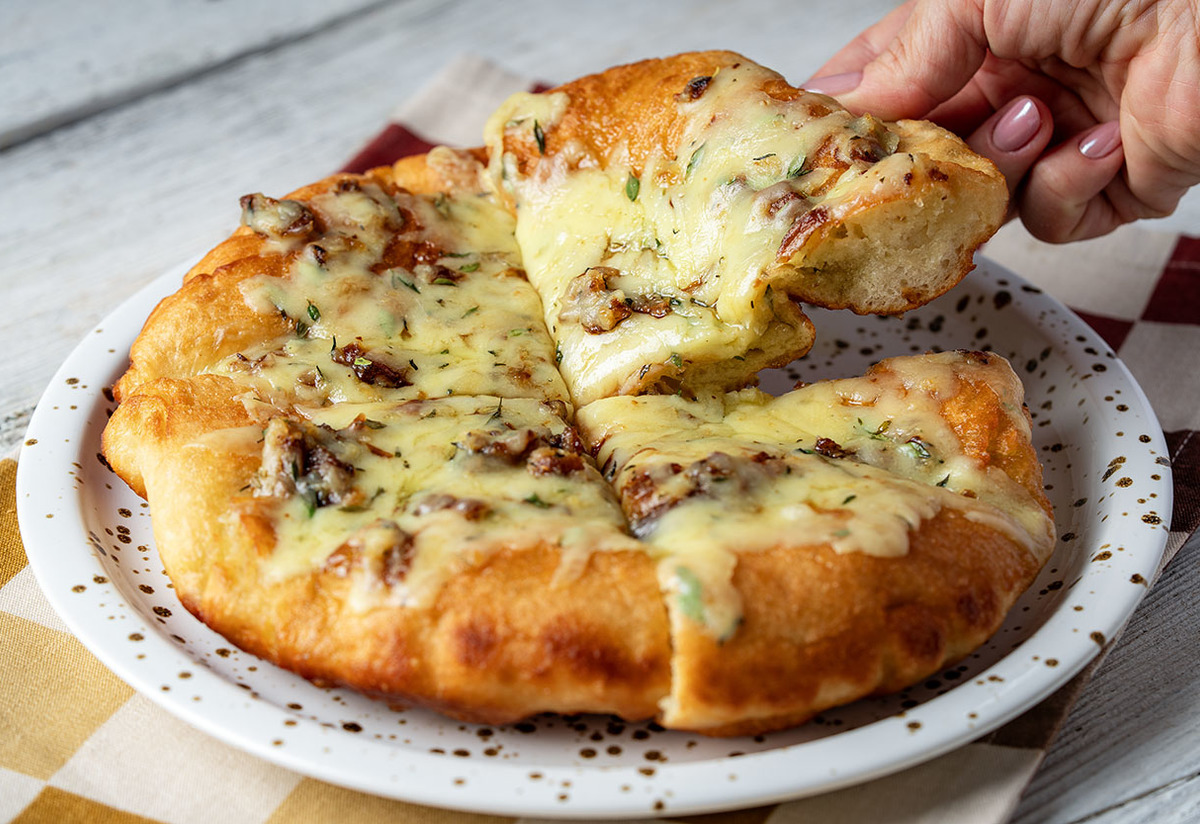 Peyniri de Var: Pişi Hamurundan Sarımsaklı Ekmek Tarifi