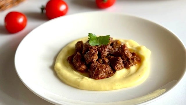 Lokum Gibi Etiyle: Patates Püreli Tas Kebabı