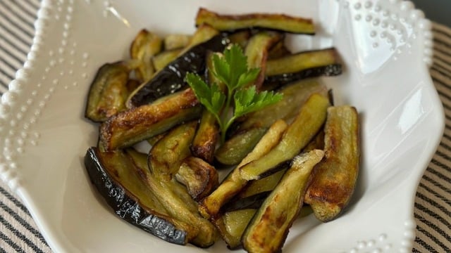 Az Yağlı: Airfryer'da Patlıcan Kızartması