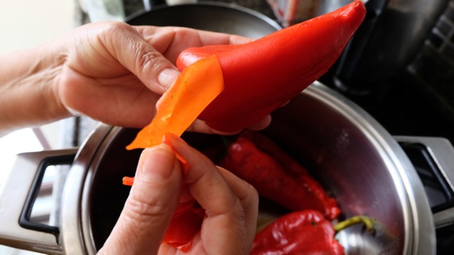 Közlenmiş Biber Nasıl Soyulur? En Kolay ve Pratik Yöntemler