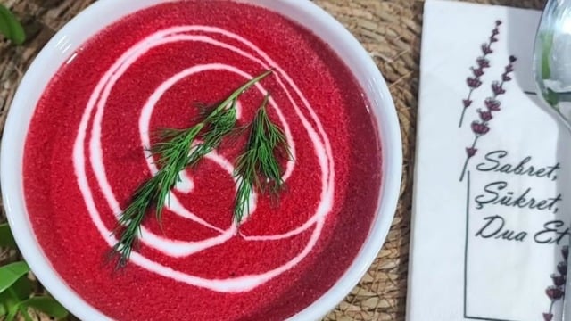 Reyhan'ın Tarifi: Kremalı Sarımsaklı Pancar Çorbası