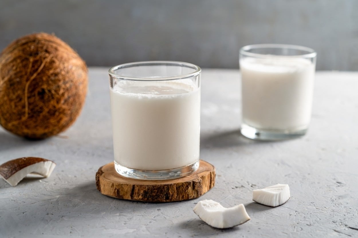 Vegan ve Laktozsuz: Hindistan Cevizi Sütünün Faydaları, Evde Yapımı ve Kullanımı