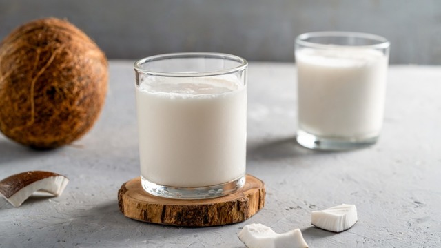 Vegan ve Laktozsuz: Hindistan Cevizi Sütünün Faydaları, Evde Yapımı ve Kullanımı