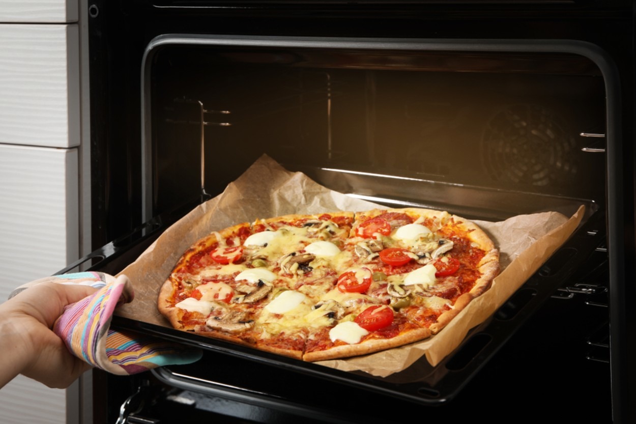 Pizza Kaç Derecede Pişer? Ev Yapımı Pizza ve Dondurulmuş Pizza İçin Pişirme Süreleri