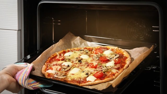 Pizza Kaç Derecede Pişer? Ev Yapımı Pizza ve Dondurulmuş Pizza İçin Pişirme Süreleri