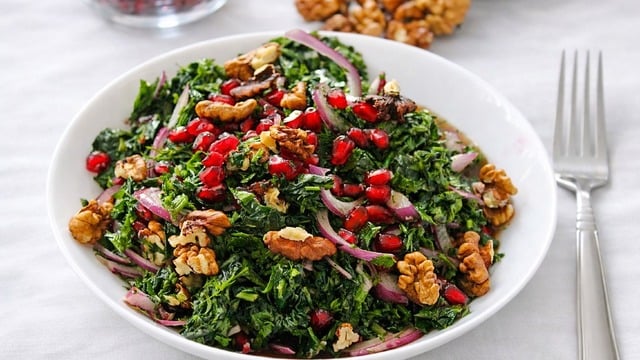 Nasıl da Ferah: Narlı Cevizli Ispanak Salatası