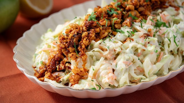 Sofraların Yeni Gözdesi: Lahanalı Elmalı Yoğurt Salatası