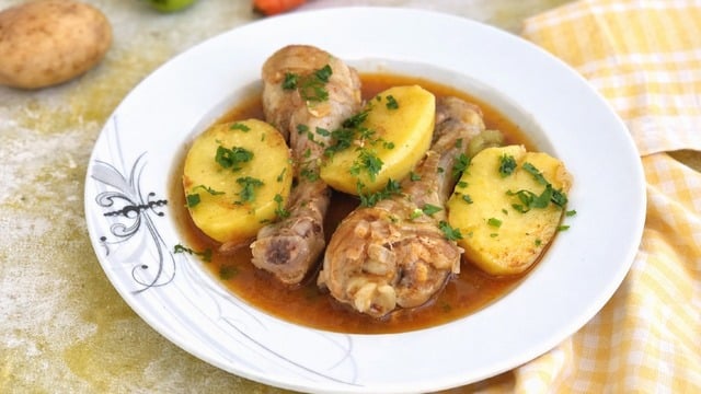 Patatesi de Var: Sulu Tavuk Yemeği
