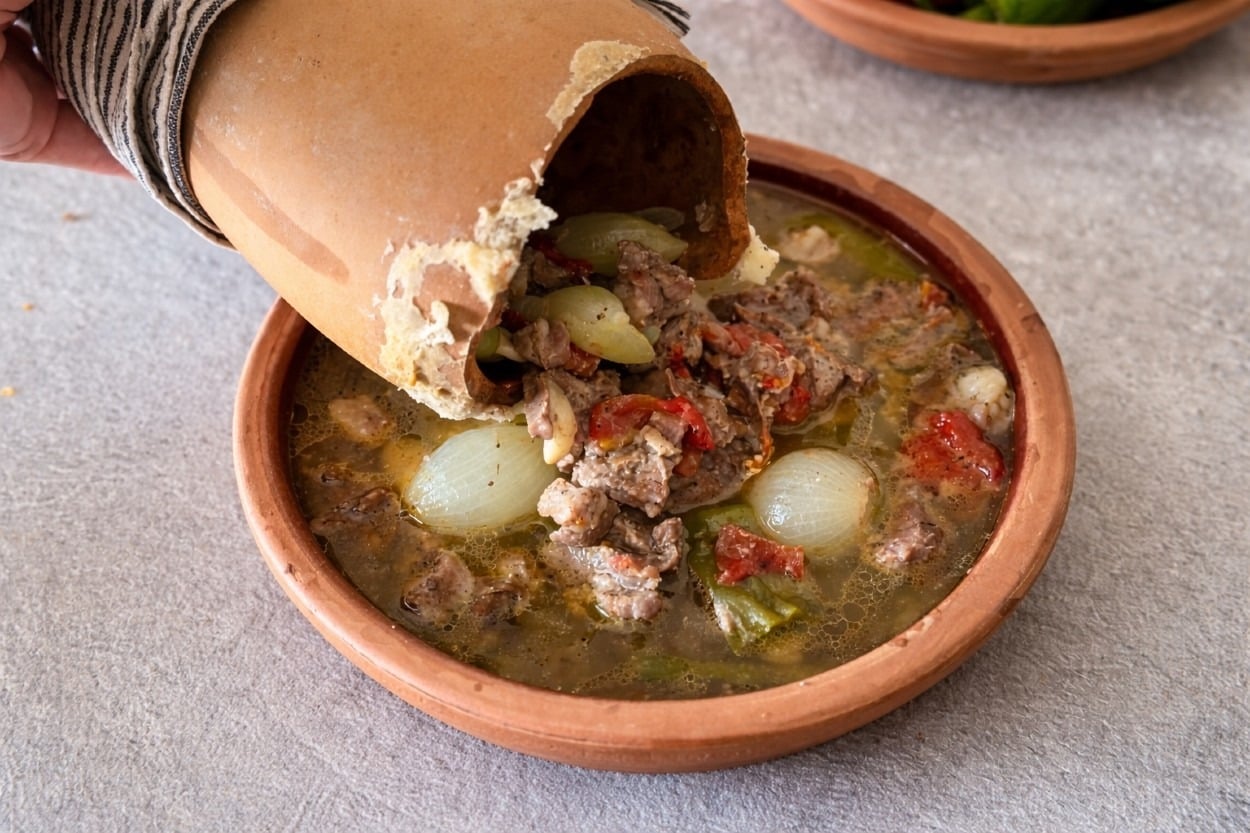 Kendi Suyunda Pişer: Testi Kebabı