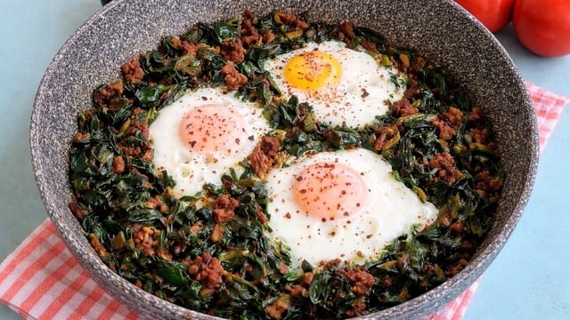 Doyurucu Kahvaltılara: Kıymalı Yumurtalı Ispanak