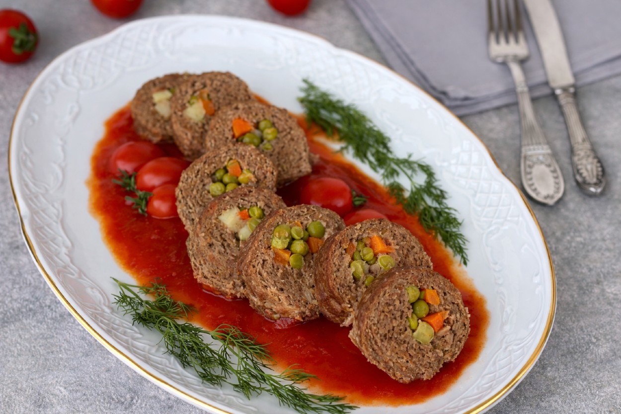 Davet Sofralarının Gözdesi: Rulo Köfte