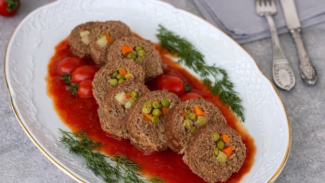 Davet Sofralarının Gözdesi: Rulo Köfte