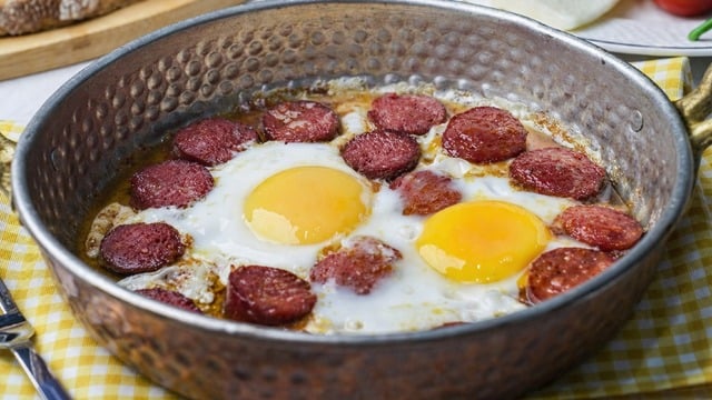 Pazar Kahvaltısına: Sucuklu Yumurta