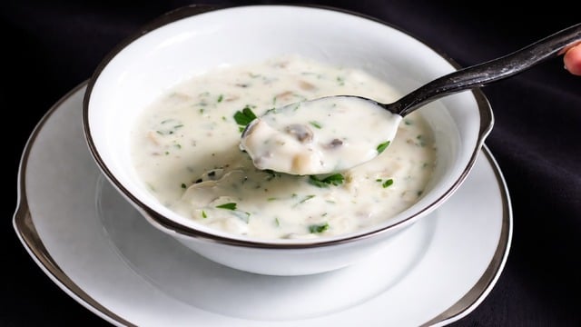 Ekmek Yedirir: Kremalı Mantar Çorbası
