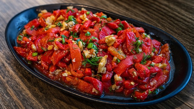Leziz Sosuyla: Közlenmiş Biber Salatası