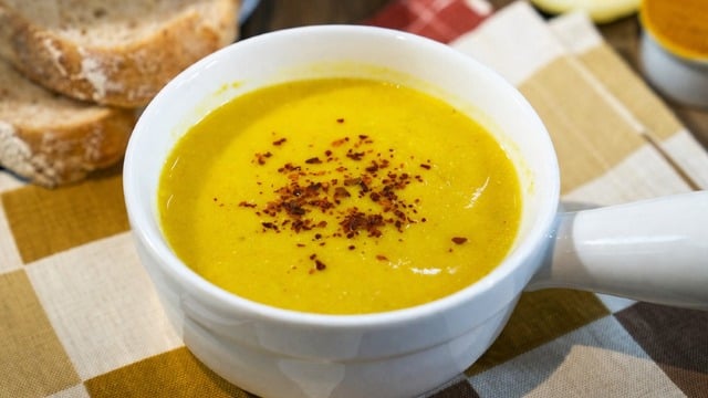 Başlangıca Yakışır: Zerdeçallı Mercimek Çorbası