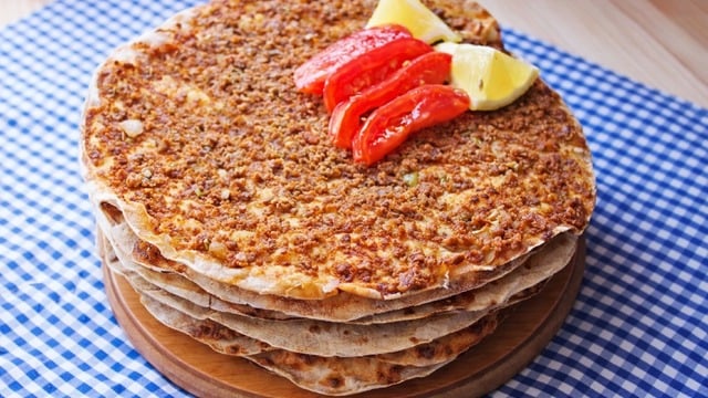 Taş Fırından Çıkmış Gibi: Tavada Lahmacun