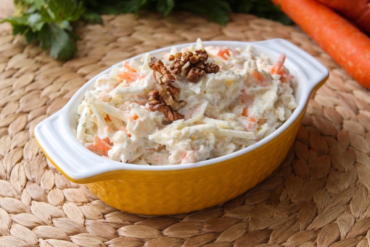 En Güzel Mezelerden: Havuçlu Kereviz Salatası