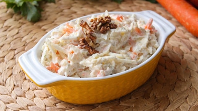 En Güzel Mezelerden: Havuçlu Kereviz Salatası