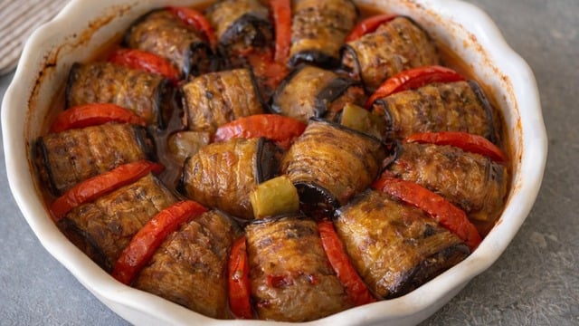 Kıymalı İç Harcıyla: Patlıcan Sarması