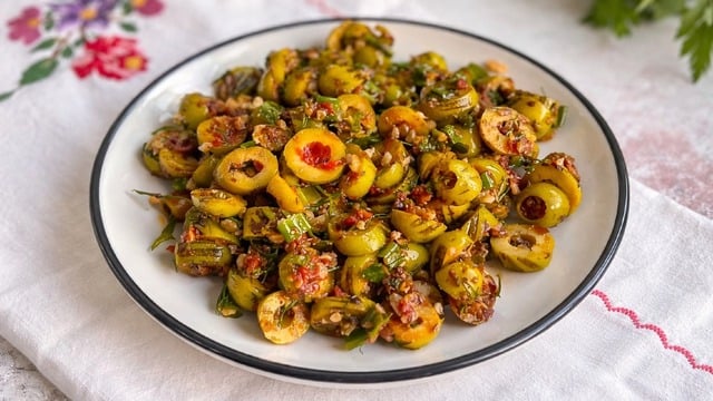 Sofralara Ferahlık: Zeytin Piyazı