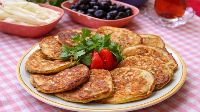 Çaylar Demlensin: Kahvaltılık Peynirli Pancake