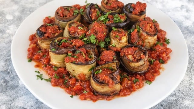 Domates Soslu: Zeytinyağlı Patlıcan Sarma