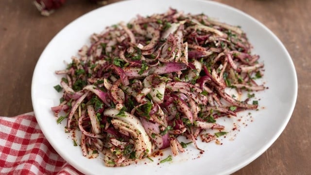 Kebabın Yanına: Adana Usulü Soğan Salatası