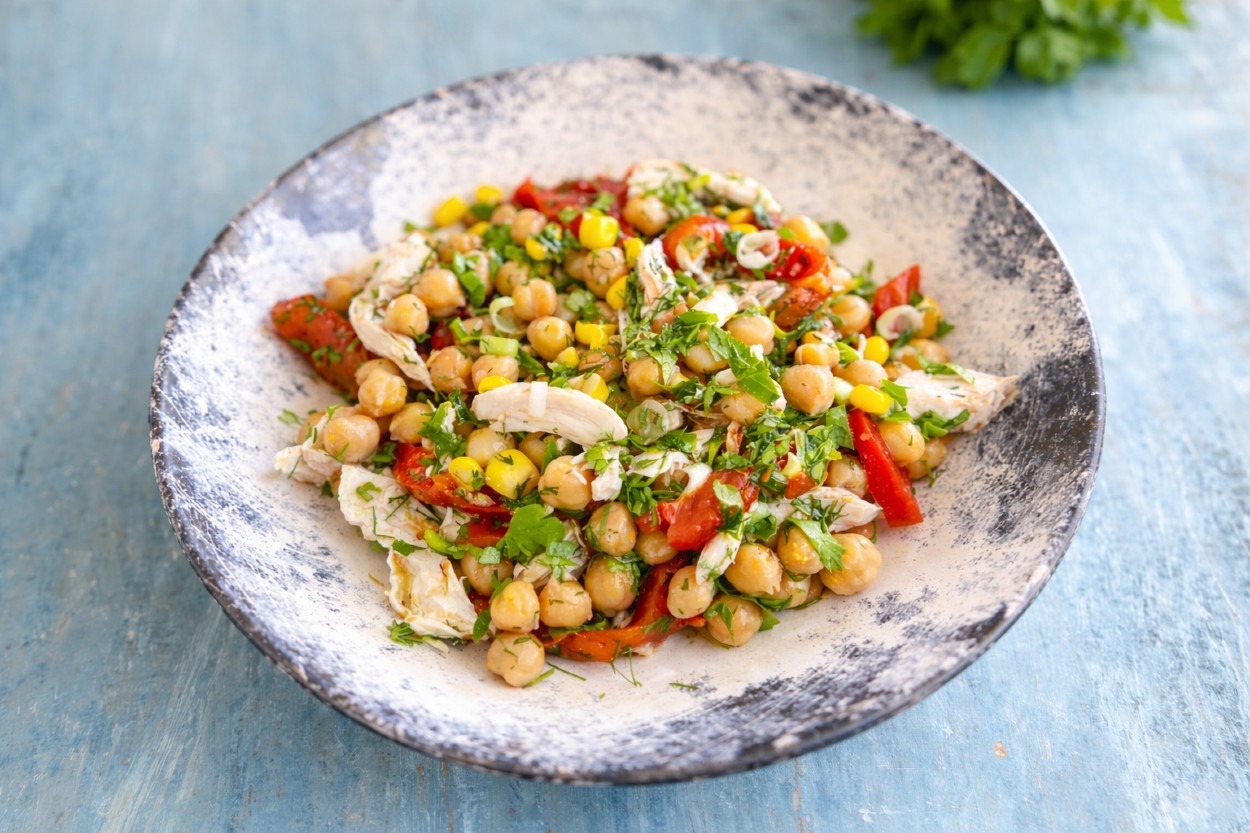 Oldukça Doyurucu: Tavuklu Nohut Salatası