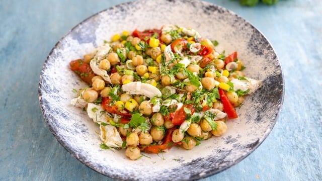 Oldukça Doyurucu: Tavuklu Nohut Salatası