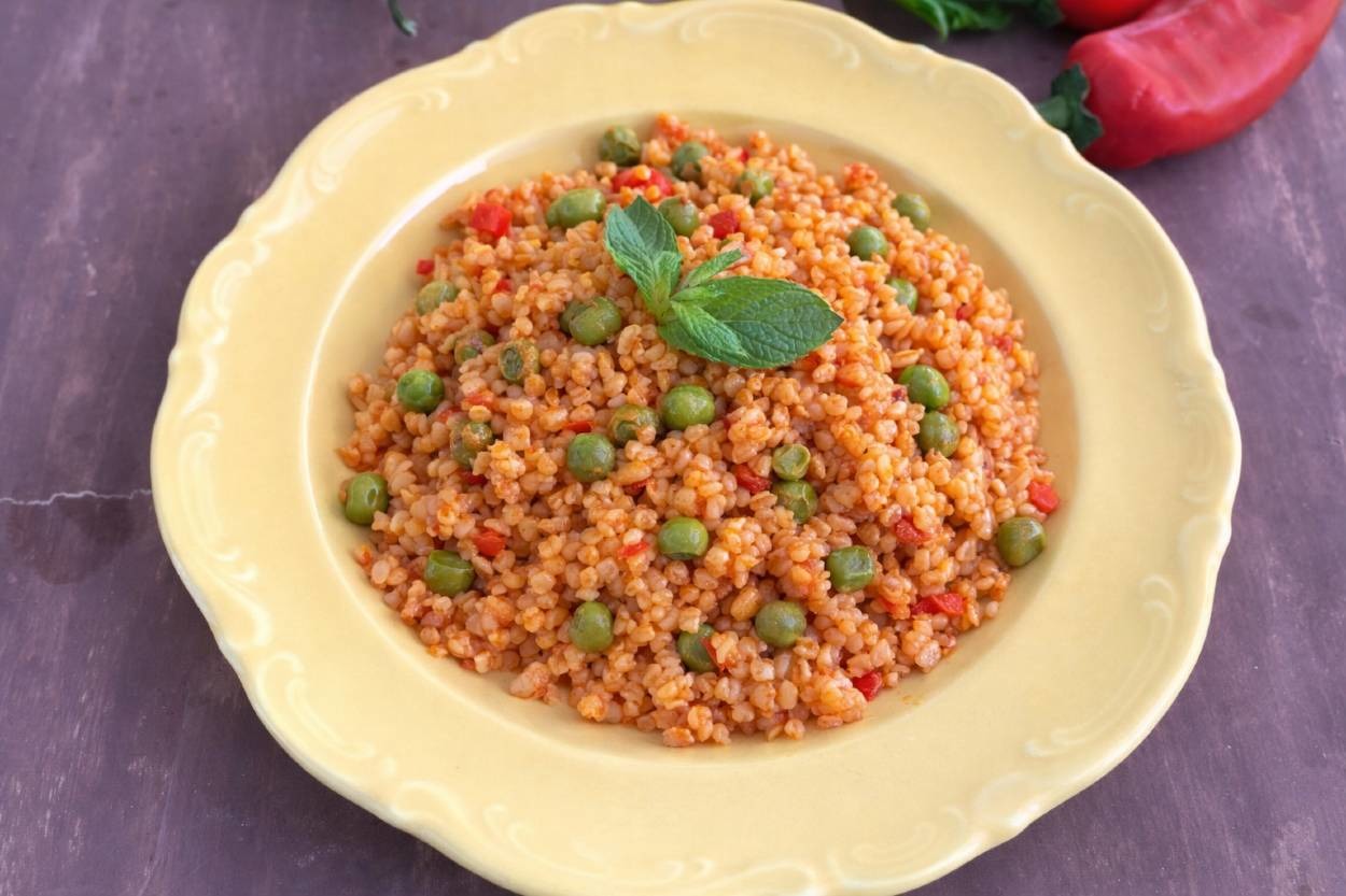 Oldukça Doyurucu: Bezelyeli Bulgur Pilavı