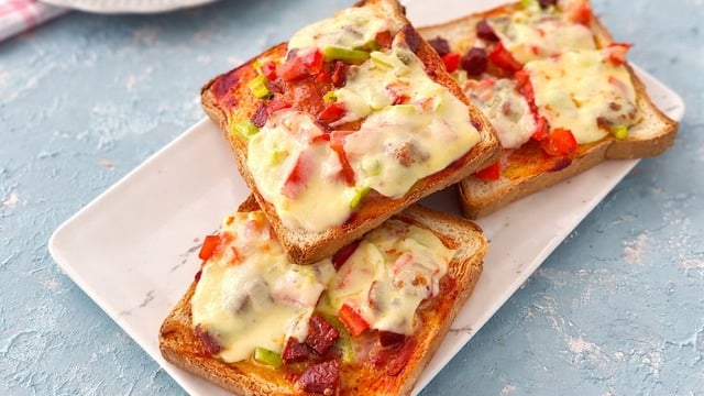 Hamur Açmadan: 10 Dakikada Ekmek Üstü Pizza