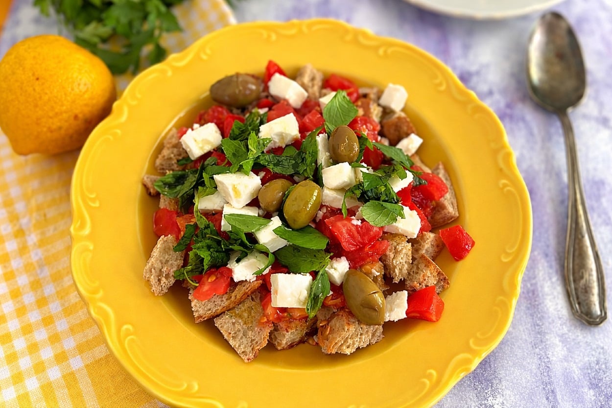 Girit'ten Sofranıza: Dakos Salatası