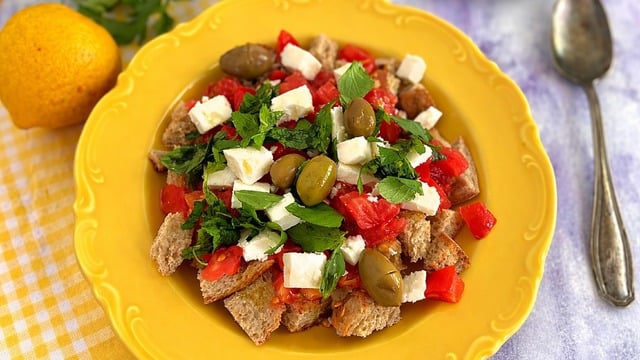 Girit'ten Sofranıza: Dakos Salatası