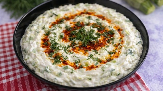 Yaz Sofralarına Ferahlık: Yoğurtlu Kabak Borani