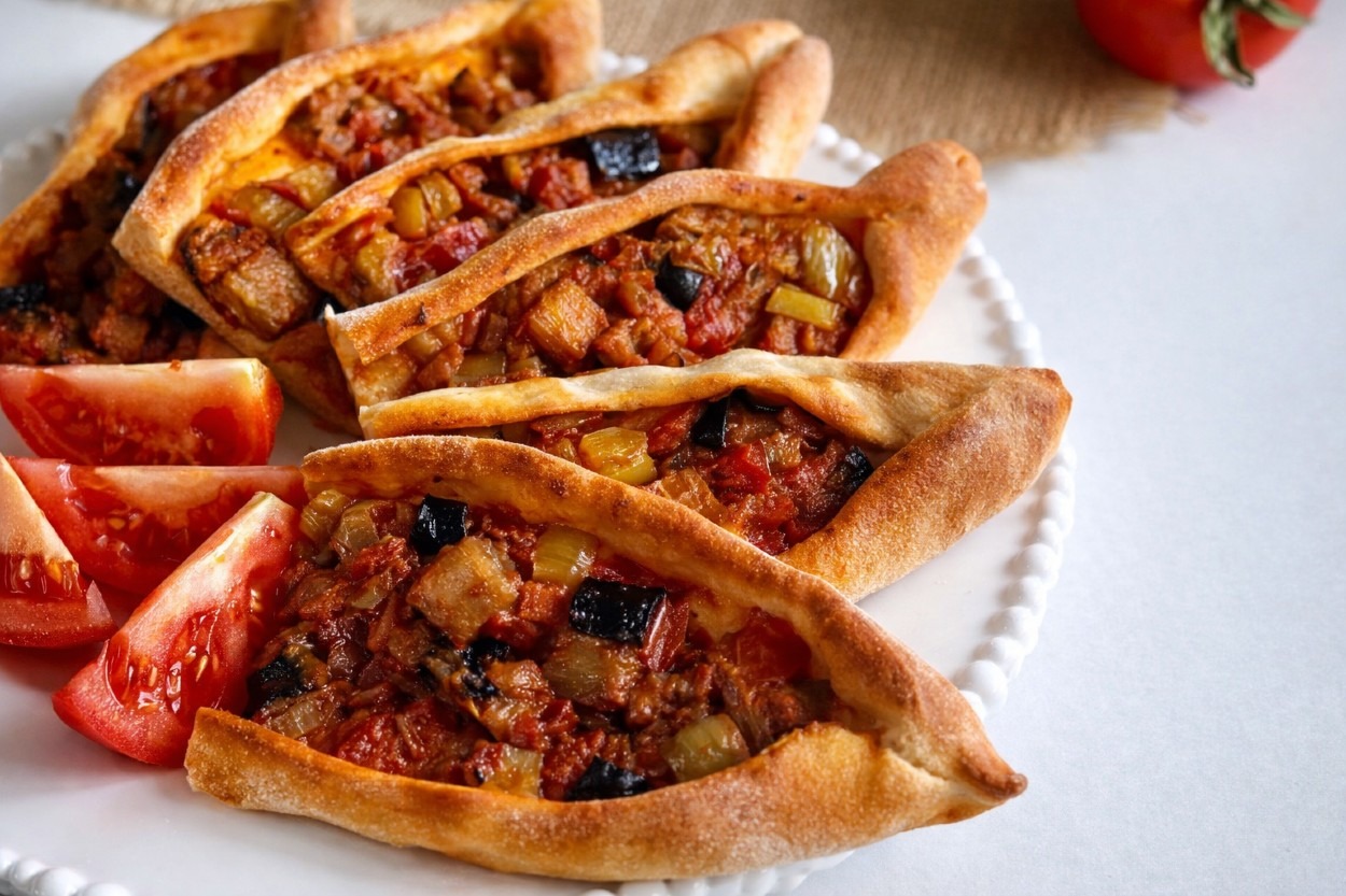 Ev Yapımı Hamuruyla: Patlıcanlı Pide