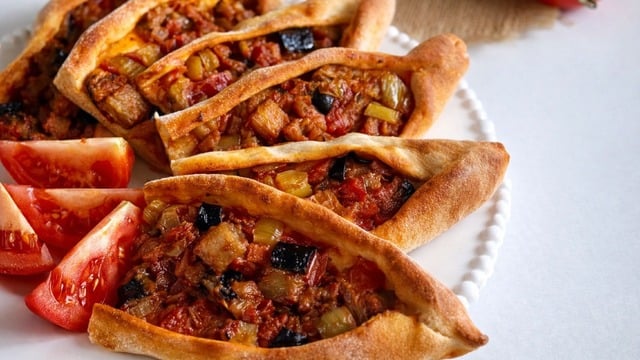 Ev Yapımı Hamuruyla: Patlıcanlı Pide