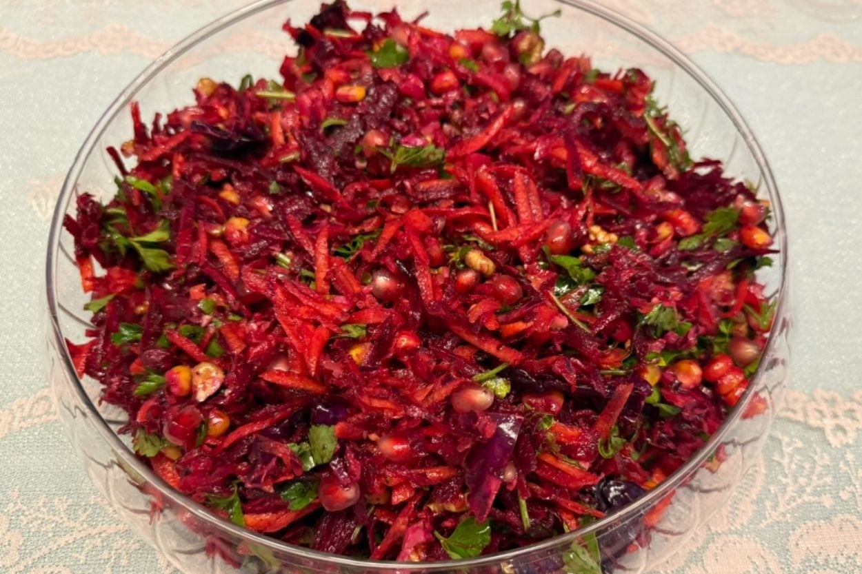 Rengarenk: Mor Lahanalı Pancar Salatası
