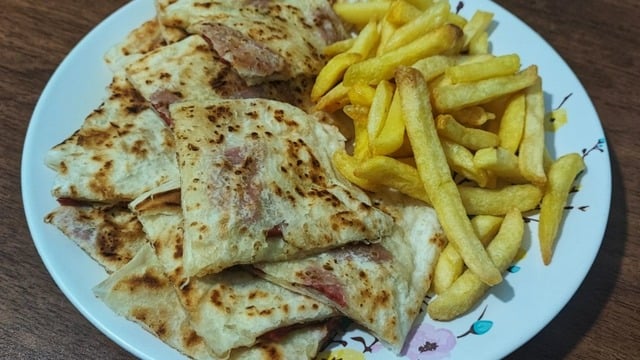 Reyhan'ın Tarifi: Sucuklu Kaşarlı Gözleme