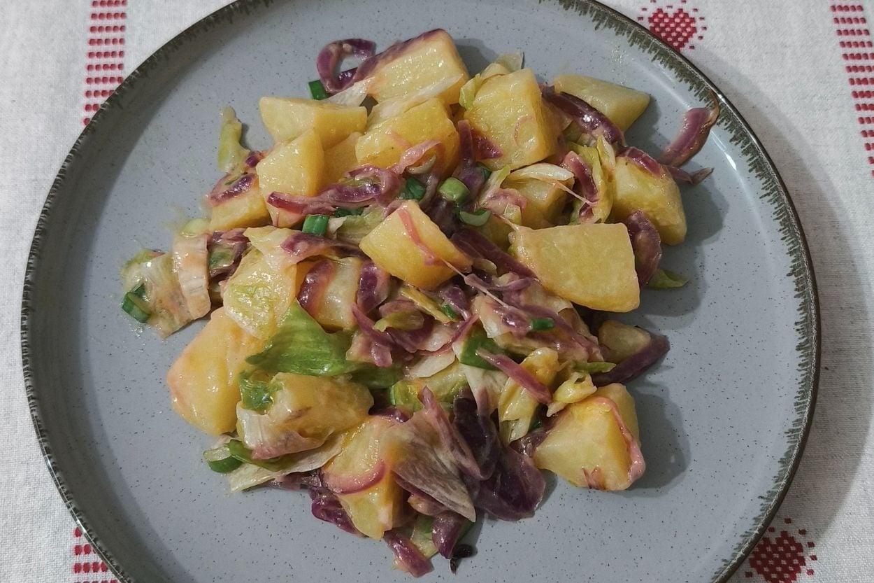 Özlem'in Tarifi: Mor Soğanlı Patates Salatası